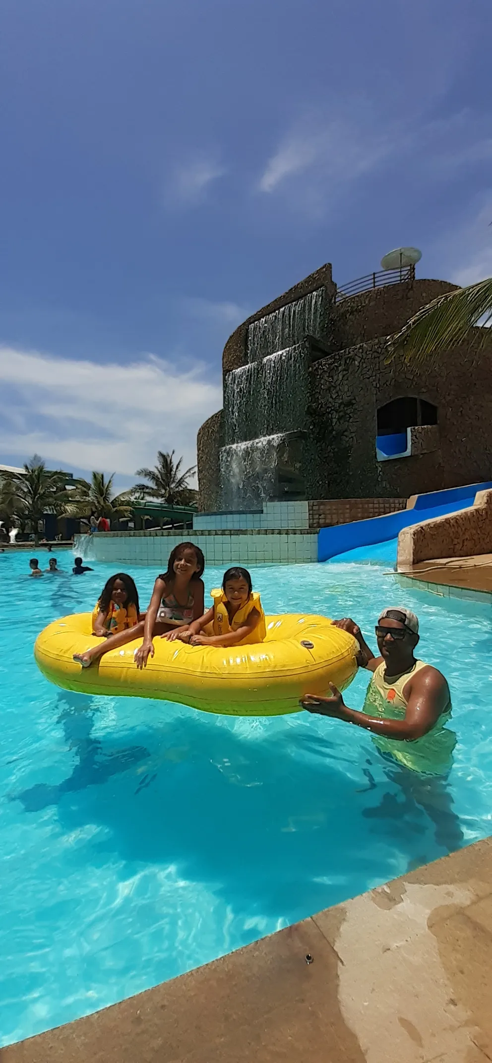 Crianças na boia com o recreador