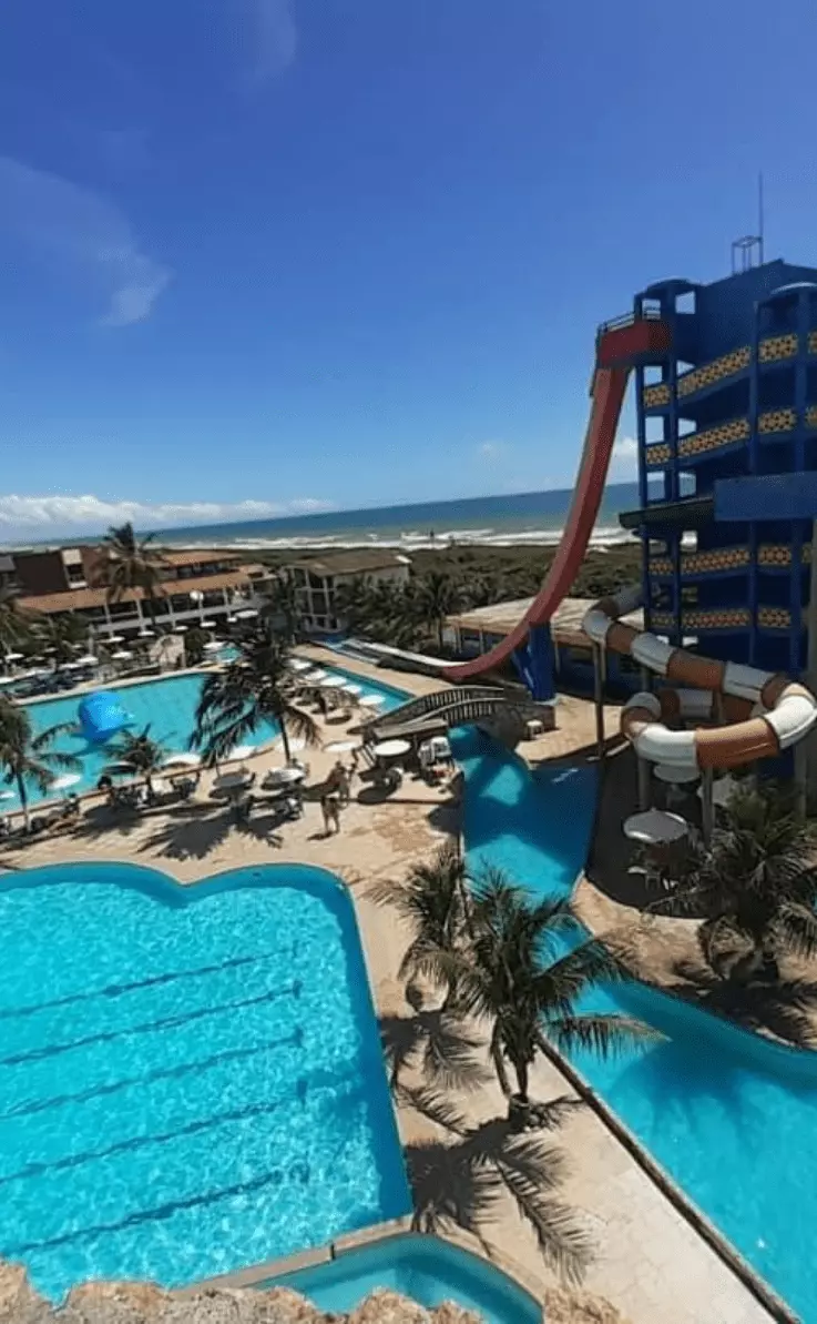 Vista geral do parque com piscinas e tobogãs