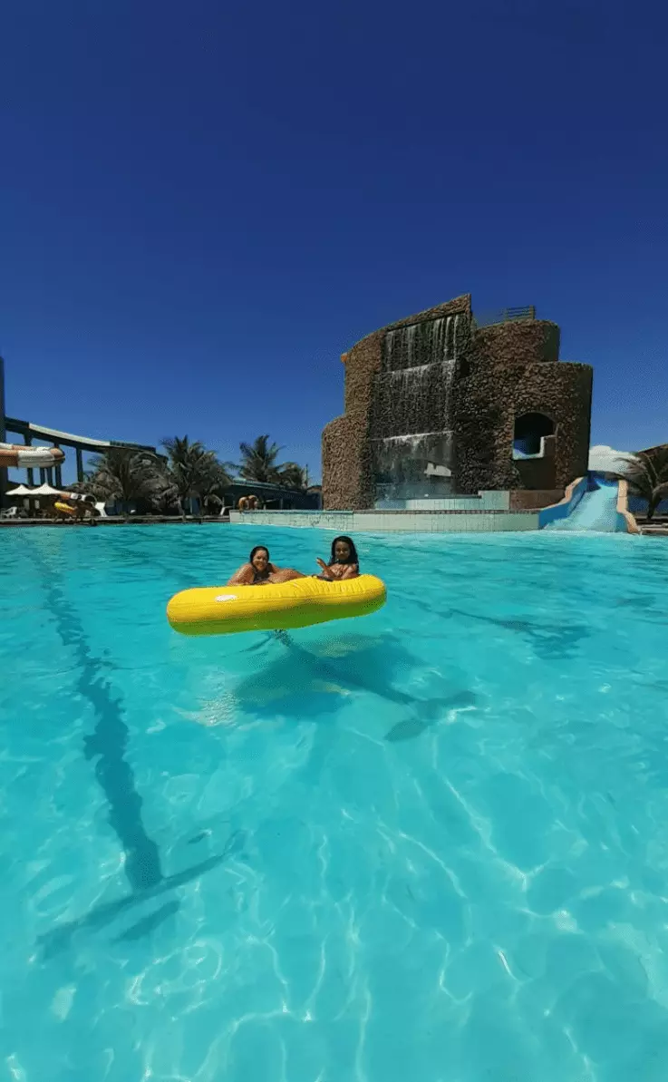 Piscina Olímpica com a cascata de pedra ao fundo