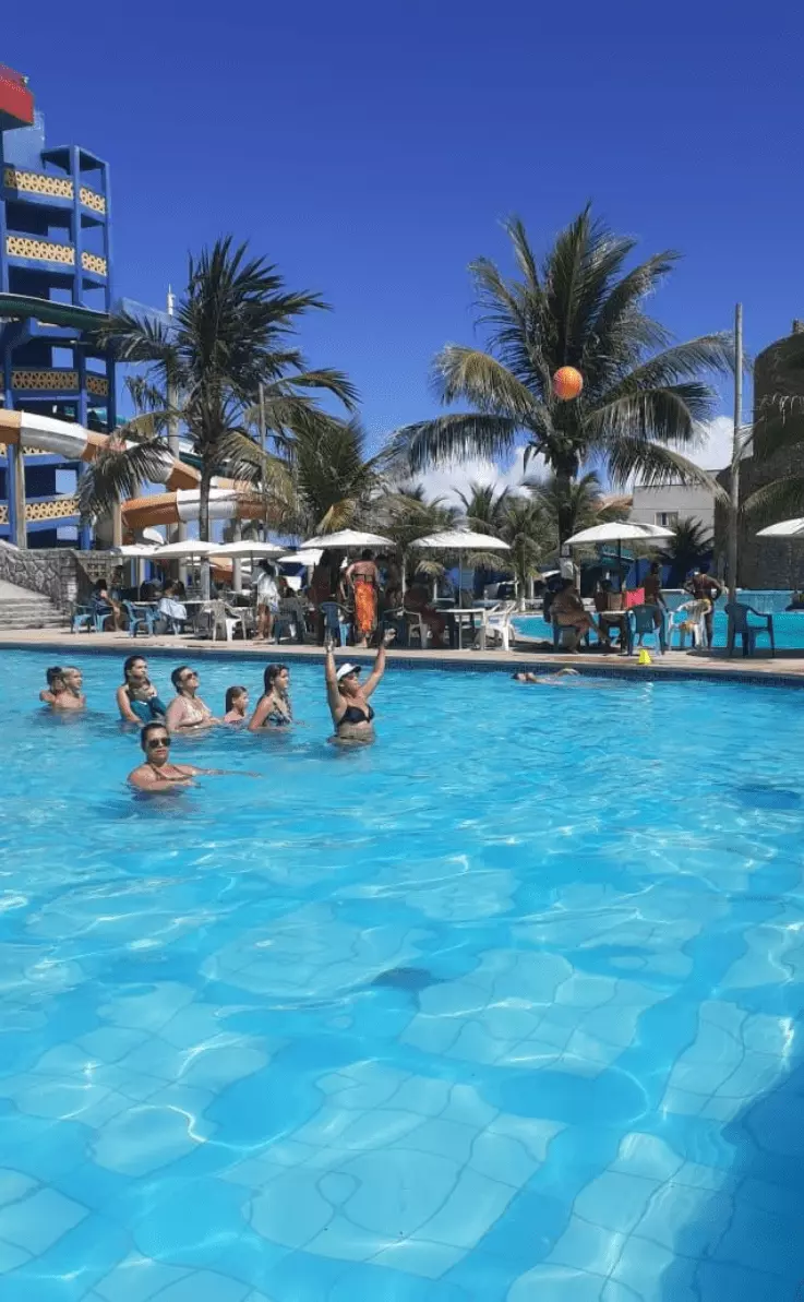 Recreação dentro da piscina