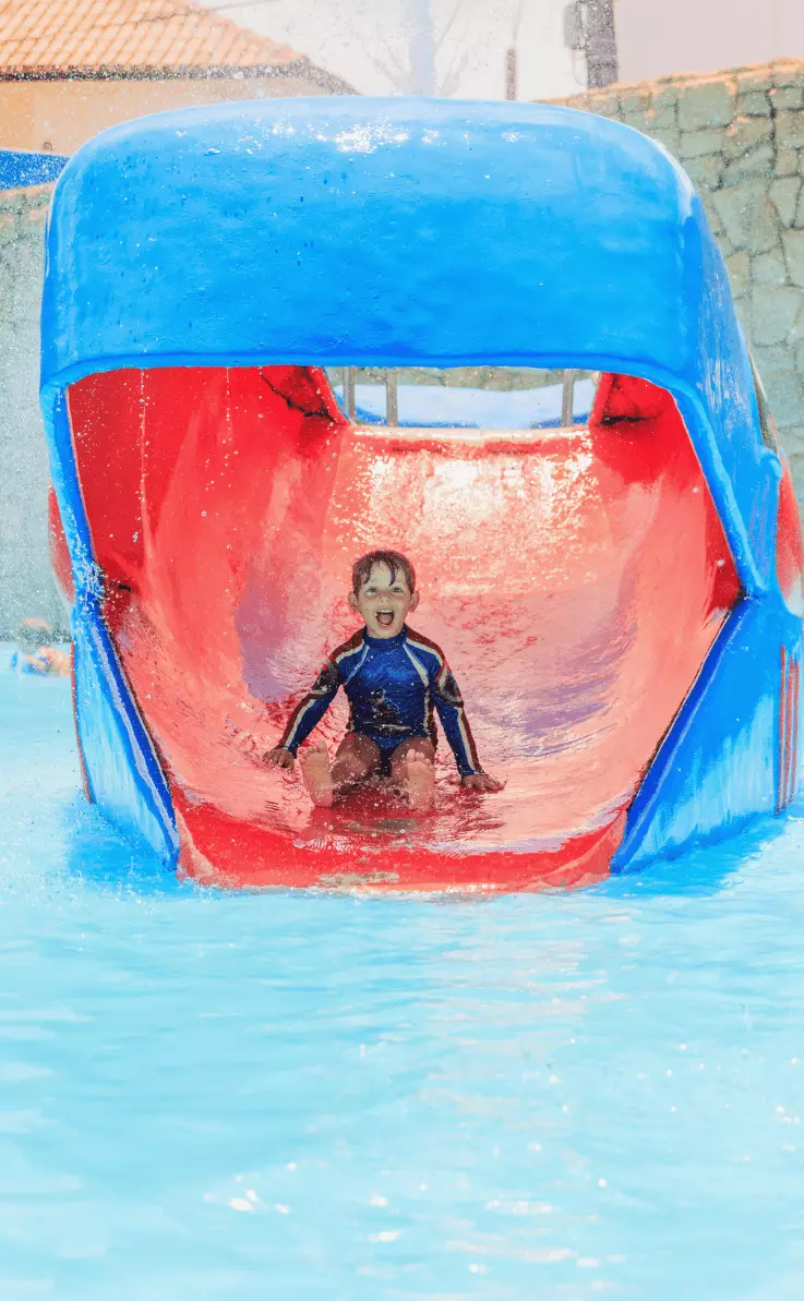 Menino saindo pela boca da baleia na Piscina Infantil