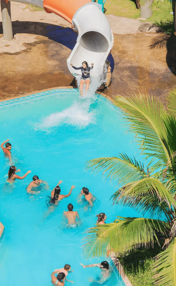 Menina saindo do ToboÁguas na piscina
