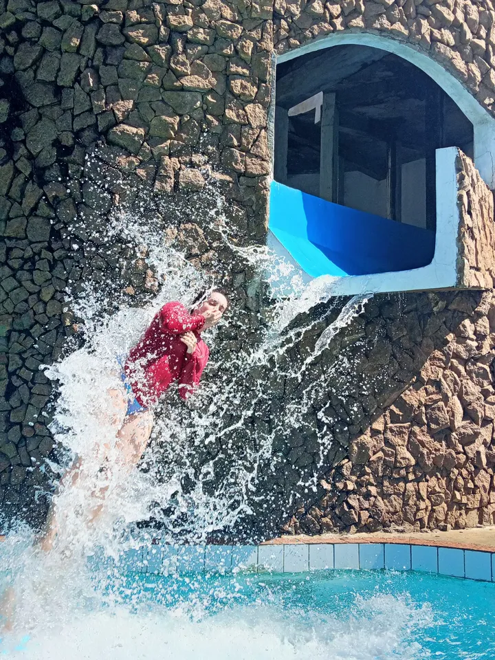 Menina saltando do ToboPulo direto na piscina